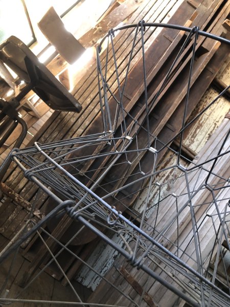 画像10: Vintage Metal Wire Folding Laundry Cart Basket on Wheels (A131)  (10)