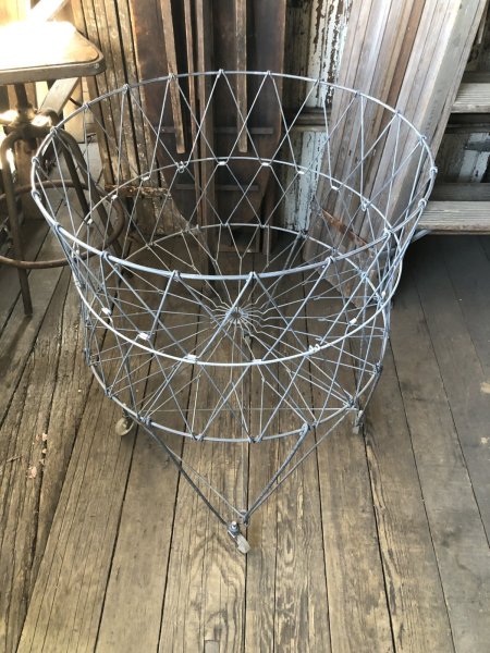 画像13: Vintage Metal Wire Folding Laundry Cart Basket on Wheels (A131)  (13)