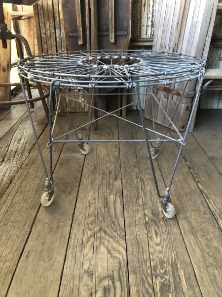 画像4: Vintage Metal Wire Folding Laundry Cart Basket on Wheels (A131)  (4)