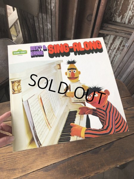 画像1: 70s Vintage LP Sesame Street Bert & Ernie Sing-Along (A210)  (1)