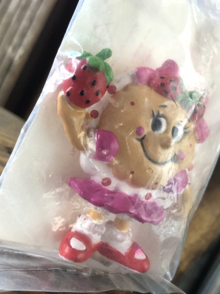 画像4: 90s Vintage IHOP Pancake Kids Meal Toy PVC Susie Strawberry (A380) (4)