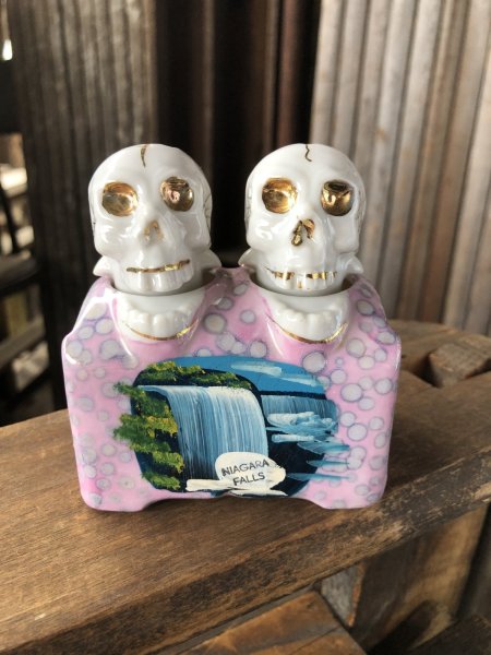 画像1: Vintage Nodding Skulls Salt and Pepper Ceramic Shakers Made in JAPAN (A389) (1)