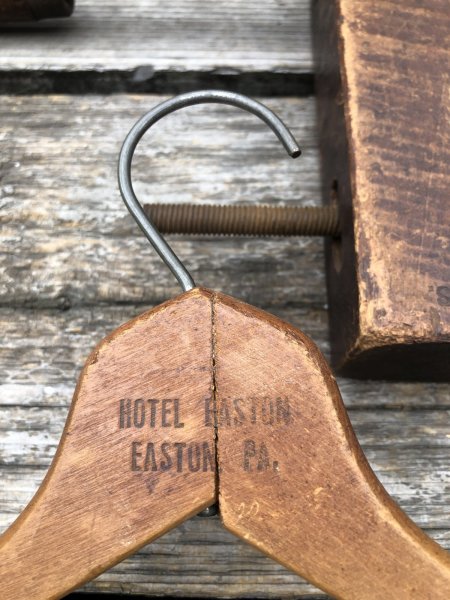 画像2: Vintage USA Advertising Wood Hanger HOTEL EASTON (A587) (2)