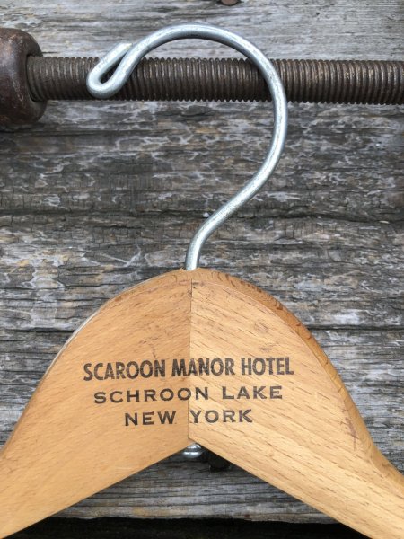 画像2: Vintage USA Advertising Wood Hanger SCROON MANOR HOTEL (A700) (2)